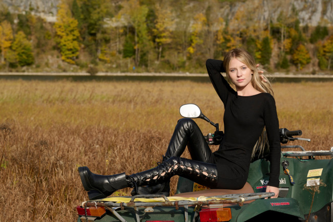 Обои картинки фото девушки, - блондинки,  светловолосые, блондинка, черное, платье