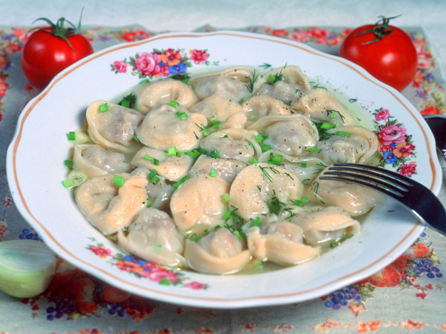 Обои картинки фото еда, пельмени, манты, вареники, томаты, помидоры