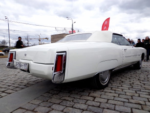 Картинка автомобили выставки+и+уличные+фото cadillac белый
