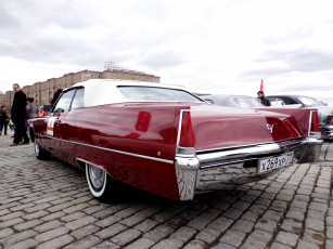 Картинка автомобили выставки+и+уличные+фото красный cadillac