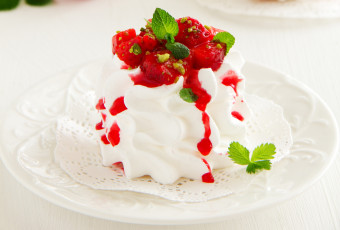 Картинка еда мороженое +десерты клубника безе