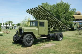 Картинка та+самая+катюша техника военная+техника деревья катюша трава небо радиолокатор ракеты