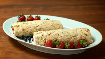 Картинка еда пирожные +кексы +печенье клубника миндаль рулеты