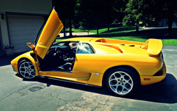 Картинка автомобили выставки+и+уличные+фото желтый diabolo lambourghini