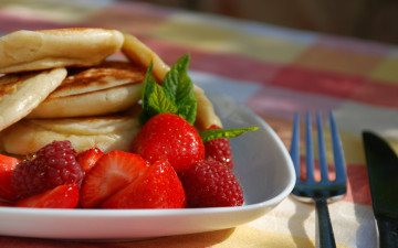Картинка еда блины +оладьи клубника оладьи ягоды