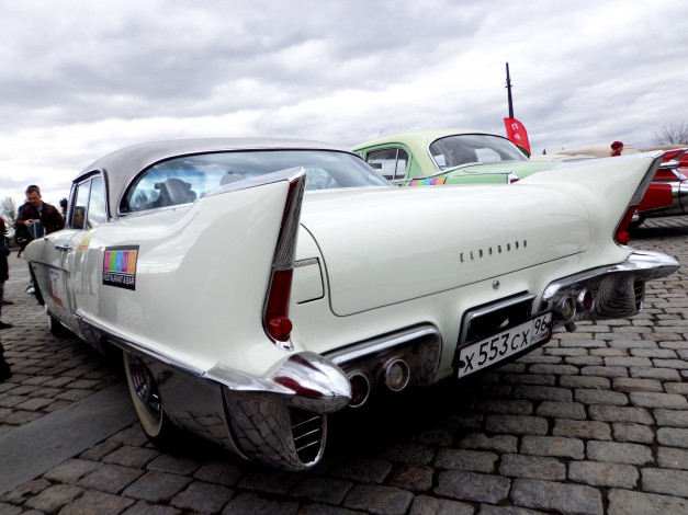 Обои картинки фото автомобили, выставки и уличные фото, cadillac, белый