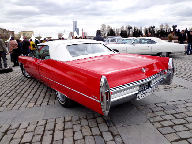Обои картинки фото автомобили, выставки и уличные фото, красный, cadillac