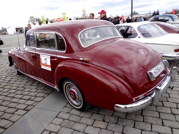 Обои картинки фото автомобили, выставки и уличные фото, mercedes-benz, красный