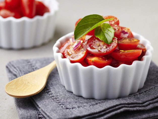 Обои картинки фото еда, помидоры, зелень, салат, закуска