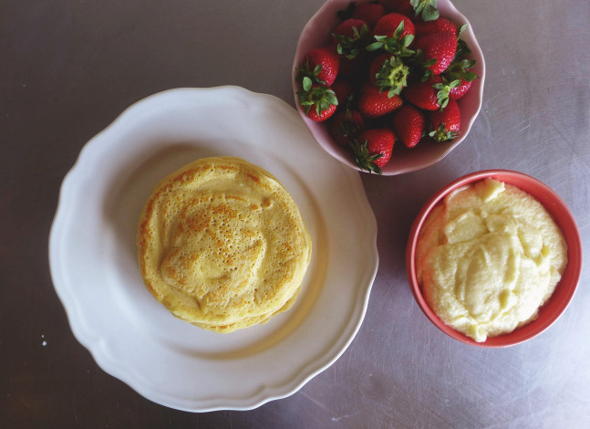 Обои картинки фото еда, блины,  оладьи, ягоды, клубника, блинчики