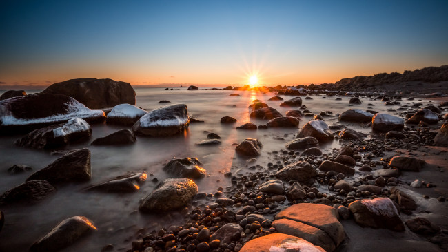 Обои картинки фото природа, восходы, закаты, берег, камни, океан, горизонт, солнце