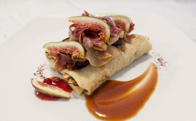 Обои картинки фото еда, блины,  оладьи, соус, инжир, блинчик