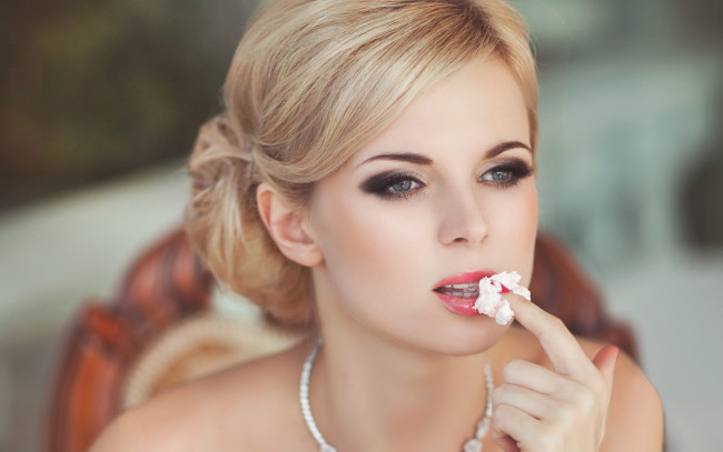 Обои картинки фото девушки, -unsort , лица,  портреты, мороженое, blond, девушка, палец, стиль