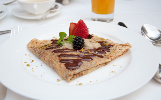 Обои картинки фото еда, блины,  оладьи, блинчик, шоколад, ягоды