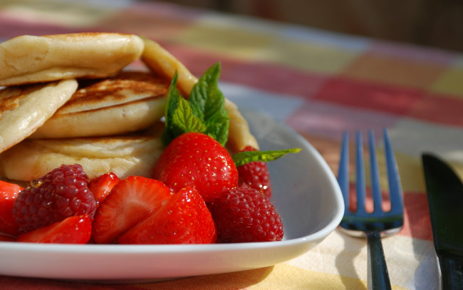 Обои картинки фото еда, блины,  оладьи, клубника, оладьи, ягоды
