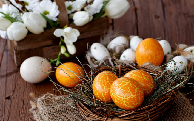 Обои картинки фото праздничные, пасха, easter, весна, праздник, гнездо, яйца, пасхальные, корзина, цветы, крокусы, белые