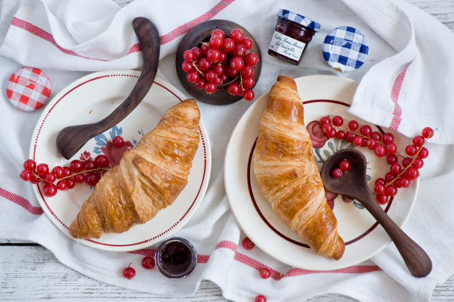 Обои картинки фото еда, хлеб,  выпечка, смородина, круассаны