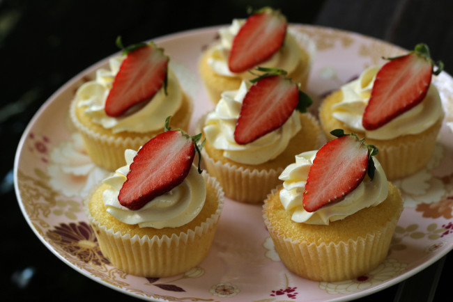 Обои картинки фото еда, пирожные,  кексы,  печенье, кекс, крем, клубника