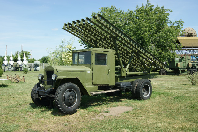 Обои картинки фото та самая катюша, техника, военная техника, деревья, катюша, трава, небо, радиолокатор, ракеты