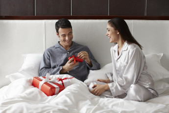 Картинка разное мужчина+женщина праздник подарки