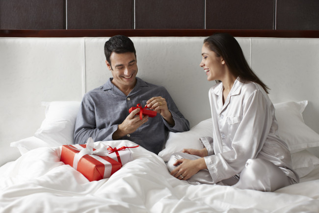 Обои картинки фото разное, мужчина женщина, праздник, подарки