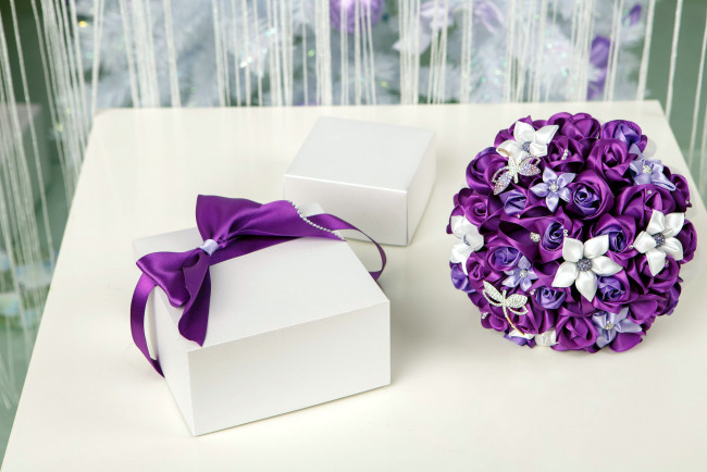 Обои картинки фото разное, ремесла,  поделки,  рукоделие, искусственный, лиловый, бант, коробка, букет