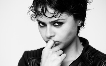 Картинка девушки -unsort+ черно-белые+обои актриса черно-белая брюнетка лицо куртка