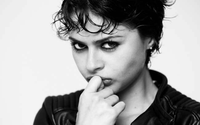 Обои картинки фото девушки, -unsort , черно-белые обои, актриса, черно-белая, брюнетка, лицо, куртка