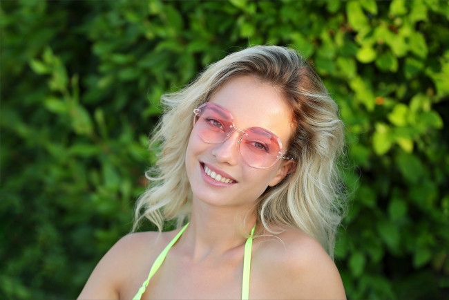 Обои картинки фото danica jewels, девушки, портрет, блондинка, danica, jewels, девушка, модель, красотка, лицо, очки, взгляд, улыбка