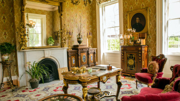 Картинка интерьер гостиная камин зеркало столик кресла