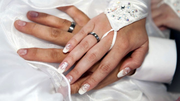 Картинка разное руки +ноги новобрачные кольца обручальные