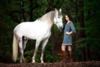 Картинка девушки -+брюнетки +шатенки брюнетка сапоги платье лошадь