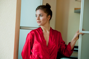 Картинка девушки lily+chey взгляд розовый халат ????????? ??????????