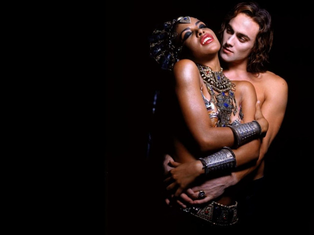 Обои картинки фото кино фильмы, queen of the damned, пара, украшения