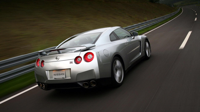 Обои картинки фото автомобили, nissan, datsun, ниссан, серебристый, скорость, трасса, шоссе, дорога