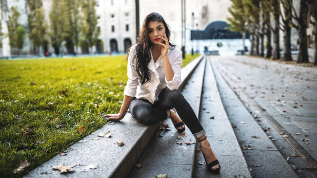 Обои картинки фото девушки, - брюнетки,  шатенки, джинсы, блузка, брюнетка, поза