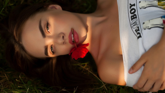 Обои картинки фото девушки, - брюнетки,  шатенки, майка, поза, взгляд, цветок