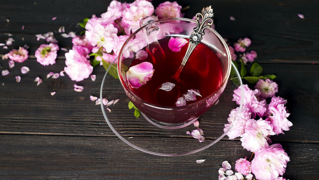 Обои картинки фото еда, напитки,  чай, сакура, чай, лепестки