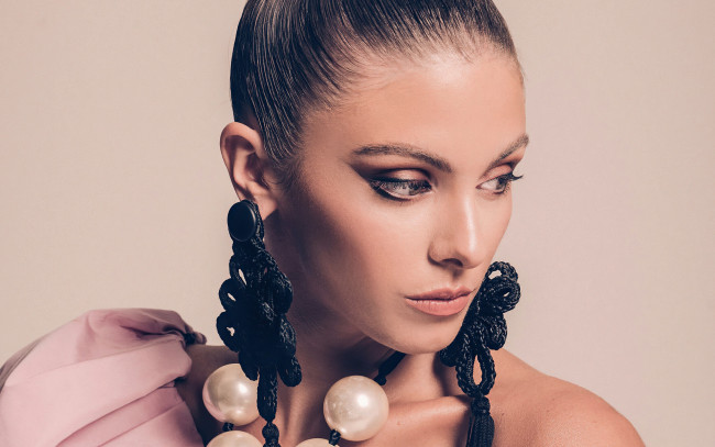 Обои картинки фото девушки, carmella rose, серьги, бусы