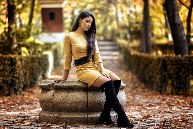 Обои картинки фото девушки, ,  , , , платье, ремень, сапоги, поза