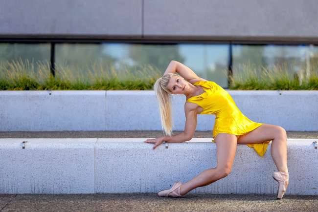 Обои картинки фото девушки, - блондинки,  светловолосые, балерина, блондинка, пуанты, поза