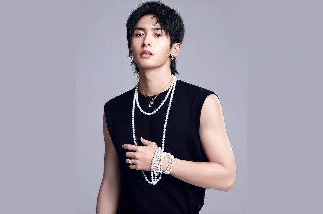 Обои картинки фото мужчины, gong jun | simon gong, актер, футболка, бусы, жемчуг