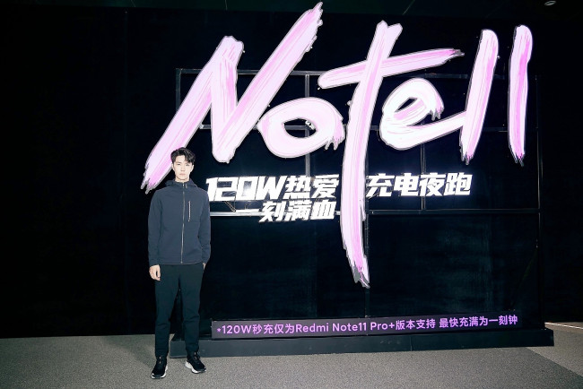 Обои картинки фото мужчины, wang yi bo, актер, певец, толстовка, реклама