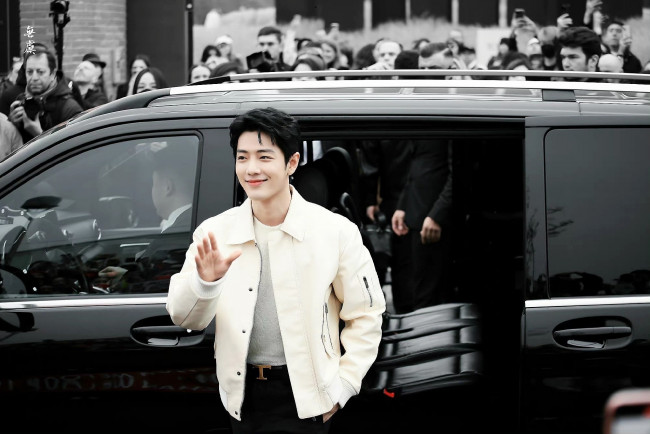 Обои картинки фото разное, знаменитости, сяо, чжань, люди, жест, машина