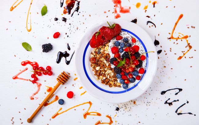 Обои картинки фото еда, мюсли,  хлопья, ягоды, клубника, смородина, ежевика, черника