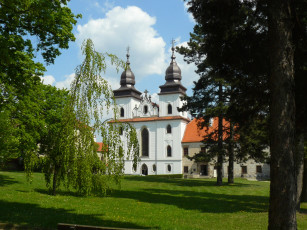 Картинка города католические соборы костелы аббатства лужайка костёл деревья