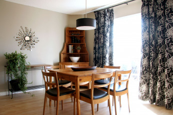 Картинка интерьер столовая стол стулья шторы буфет