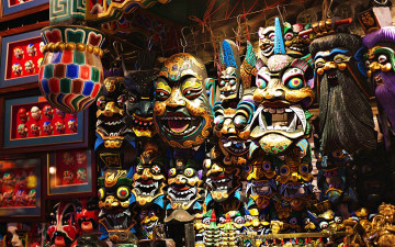 Картинка разное маски карнавальные костюмы много