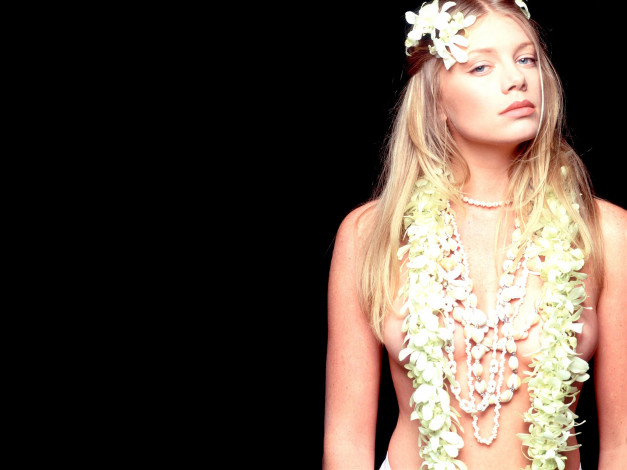 Обои картинки фото Peta Wilson, девушки, , , бусы, венок