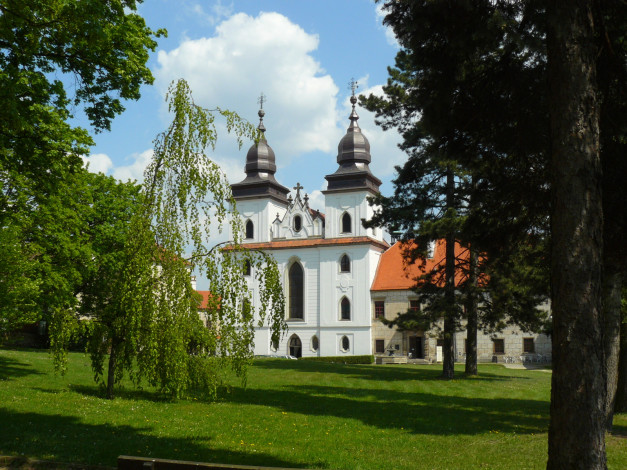 Обои картинки фото города, католические, соборы, костелы, аббатства, лужайка, костёл, деревья